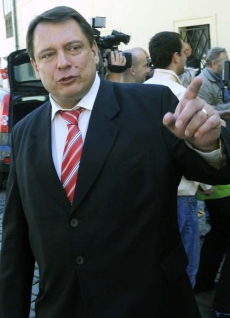 Nohy českému předsednictví podtrhl předseda ČSSD Jiří Paroubek.