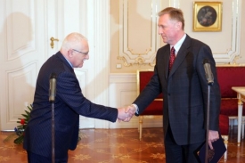 Rivalita mezi prezidentem Klausem a expremiérem Topolánkem je známá.