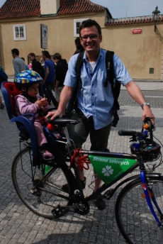 Ondřej Liška dorazil na kole se svou dcerou.