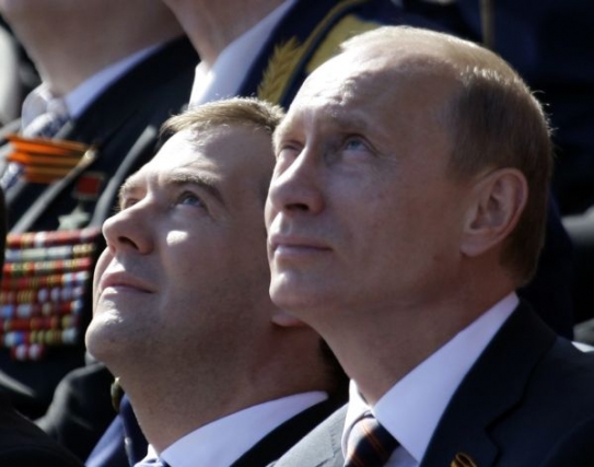 Medveděv a Putin na přehlídce. Kdo z nich vládne Rusku ale není jasné.