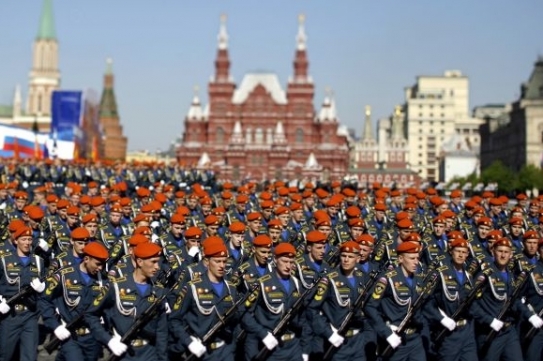 Ruští vojenští kadeti pochodují na Rudém náměstí v Moskvě.