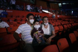 Mexičané sledují wrestlingový zápas v Mexico City.