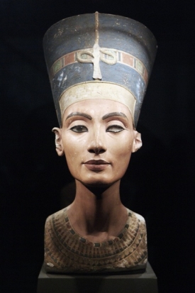 Nefertiti má levé oko jakoby slepé.