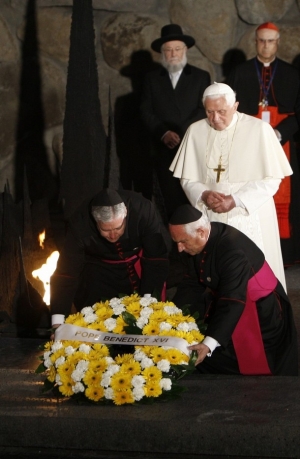 Papež položil věnec u věčného plamenu na paměť obětí.