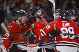 Hokejisté Chicaga se radují z postupu mezi nejlepší čtyři týmy NHL.