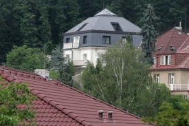 Milionářova vila v Černošicích. Krejčíř ji opustil v roce 2005.