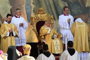 Papež sloužil slavnostní mši.