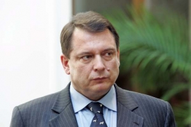 Soci&aacute;ln&iacute; demokracie v čele s Jiř&iacute;m Paroubkem klade dal&scaron;&iacute; podm&iacute;nky.