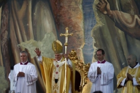 Papež Benedikt XVI. slouží mši v Getsemanské zahradě.