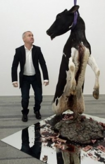 Damien Hirst se v dubnu zúčastnil výstavy svých děl v Kyjevě.