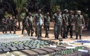 Srílanská armáda s municí zabavenou zajatým rebelům.