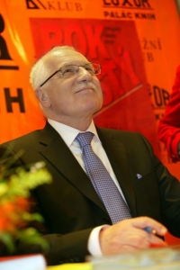 Český prezident Klaus na autogramiádě své knihy.