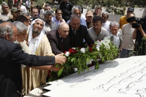 Palestinci pokládají květiny k hrobu neznámého mučedníka.