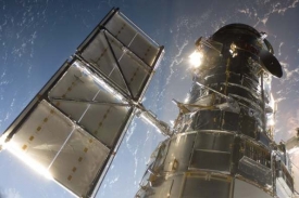 Hubbleův teleskop ve slunečních paprscích.