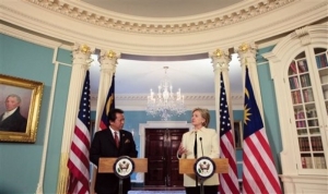 Clintonová se svým malajským kolegou.