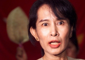 Su Ťij vyhrála v Barmě volby, přesto vládne junta.