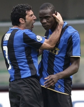 Mario Balotelli (vpravo) a Luis Figo mají s Interem blízko k titulu.