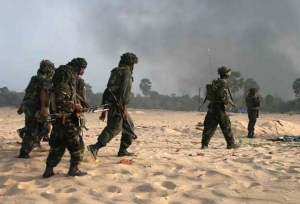 Vládní vojáci pronásledují Tamily.