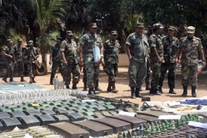Armádní důstojnící si prohlížejí výbušniny zabavené Tamilům.