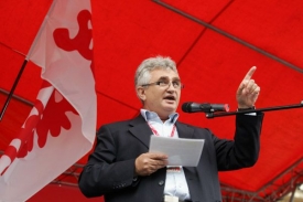 Odborový předák Milan Štěch promlouvá k demonstrantům.