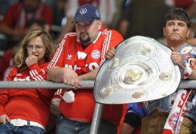 Zklamaní fanoušci Bayernu Mnichov.