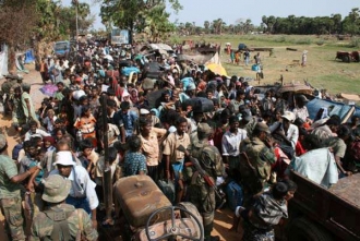 Civilisté prchají z oblastí bojů na severu Srí Lanky.