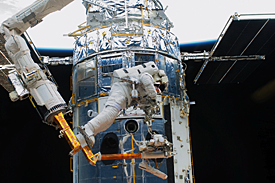 Záchrana legendy, astronauté opravují Hubblův dalekohled.
