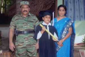 Vůdce tamilských rebelů Vélupilláí Prabhákaran s rodinou.