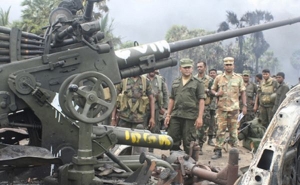 Vojácisi prohlížejí ukořistěné zbraně Tamilů.