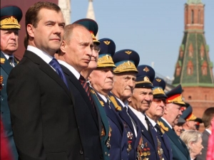 Medveděv, Putin a generálská suita. Zatím se zkoušejí dohodnout...
