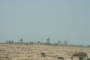 Radarová stanice nedaleko elektrárny v Búšehru.