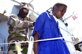 Francouzský voják předává somáslkého piráta keňské justici.