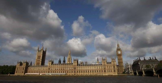Ctihodný britský parlament jako hnízdo nestoudných hamižníků?