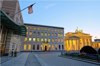 Exkluzivní adresa ambasády USA v Berlíně. Stavbě předcházel spory.