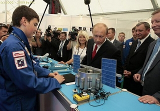 Putin mezu mladými konstruktéry na MAKS 2007.