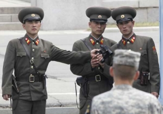 Hraniční šou. Severokorejci sledují návštěvu belgického prince Filipa