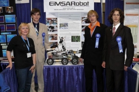 Čeští studenti se svým vítězným projektem - robotem EiMSA.