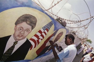 Clinton je na Haiti populární. Jeho portrét na zdi v hlavním městě.
