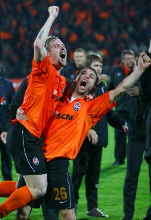 Takhle Tomáš Hübschmann (vlevo) slavil postup do finále Poháru UEFA.