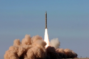 Íránská raketa Sadžil při startu.