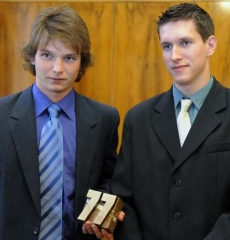 Jakub Štěrbík (vpravo) a Stanislav Vodička, laureáti ceny za rok 2009.