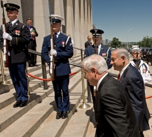 Netanjahu na cestě do Kapitolu s americkým ministrem obrany.