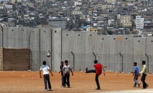 Kontroverzní bariéra kolem palestinského západního břehu Jordánu.