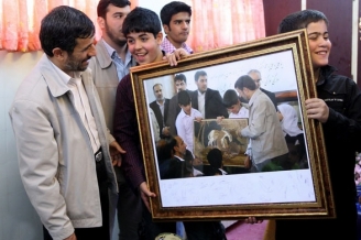Ahmadínežád v dětském centru. Má velké naděje na znovuzvolení.