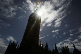 Nad britským parlamentem se přehnala bouře.