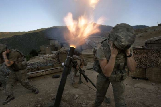 Američtí vojáci ostřelují pozice Talibanu v provincii Farah.