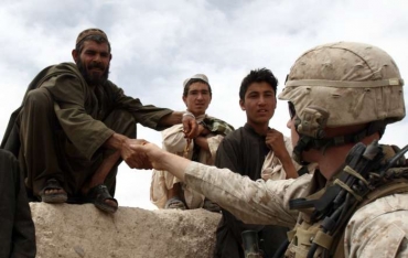 Voják USA si podává ruku s domorodcem v provincii Kúnar.