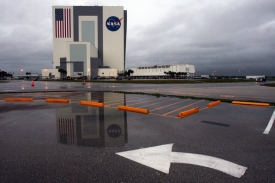 De&scaron;tiv&eacute; počas&iacute; donutilo NASA odložit přist&aacute;n&iacute; raketopl&aacute;nu na z&iacute;třek.