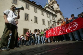 V roce 2007 studenti proti nové maturitě prostestovali.