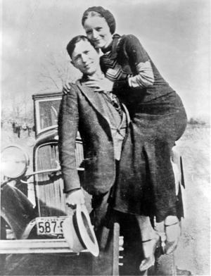 Bonnie a Clyde pózují před automobilem 1932 Ford V-8, někdy mezi lety